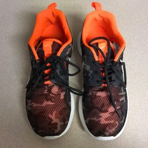 NIKE Kids Camo Print Roshe Sneakers